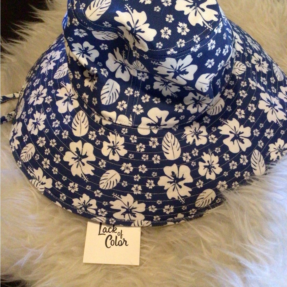 One left ! Small Rare Lackof Color hibiscus 🌺 bucket hat